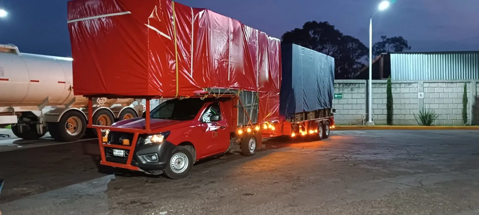 Camioneta con remolque cargada de muebles