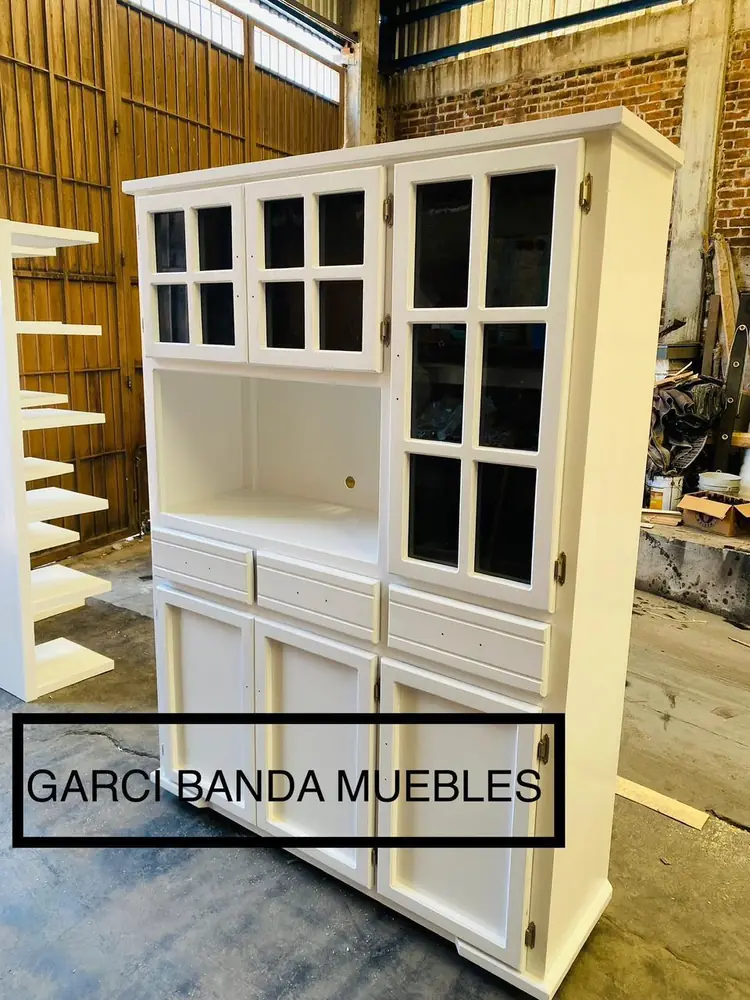 Vitrina blanca recién terminada en el taller